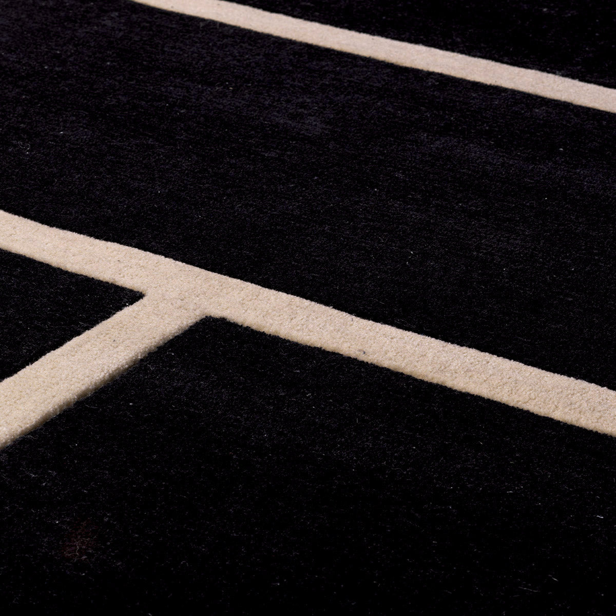 Eichholtz Rug Omar 118.11 in x 157.48 in Carpet Omar 118.11 in x 157.48 in is created with a pure New Zealand wool pile to