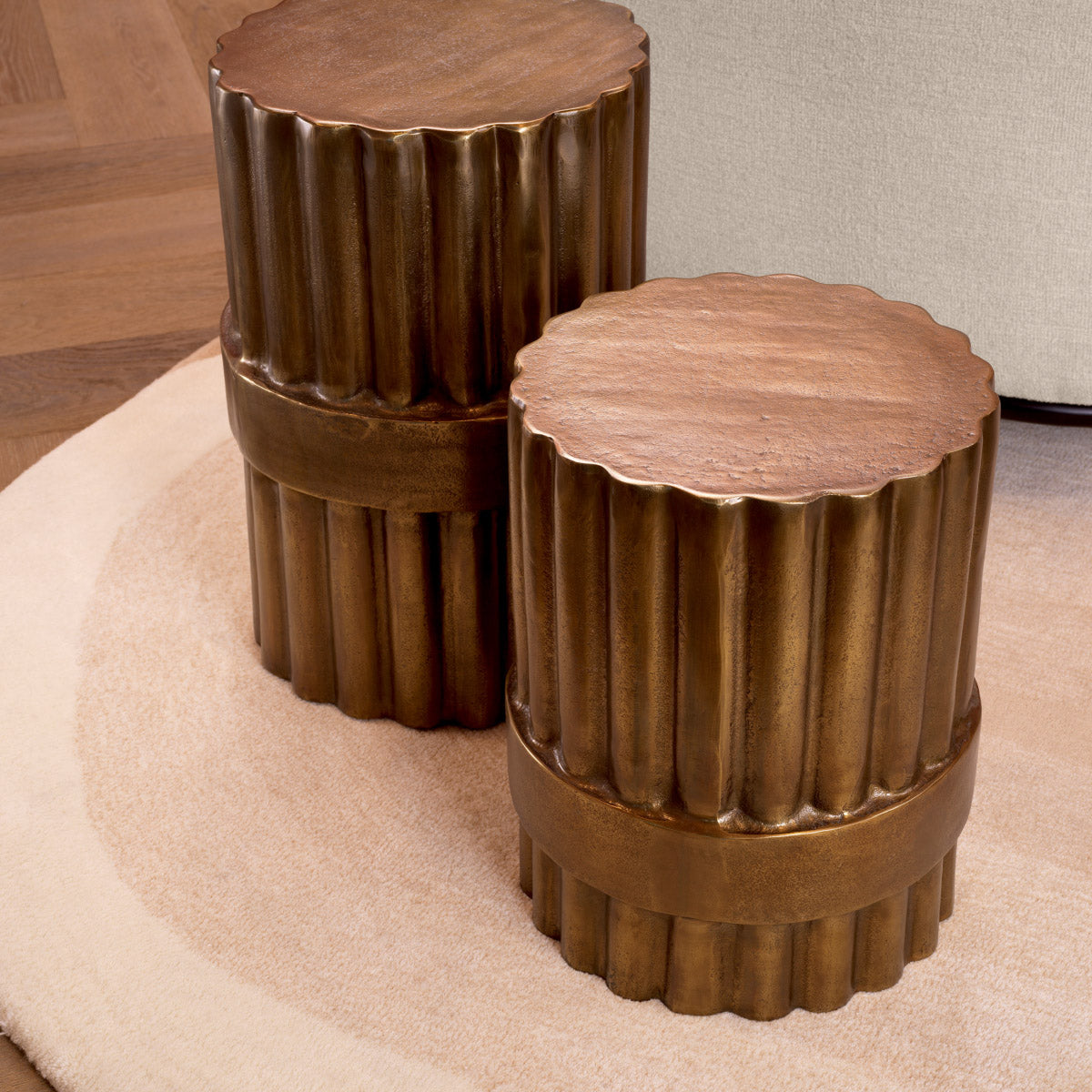 Eichholtz Side table Padua L luxury and artisan craftsmanship. The round shape top, adorned with an antique brass finish, captures