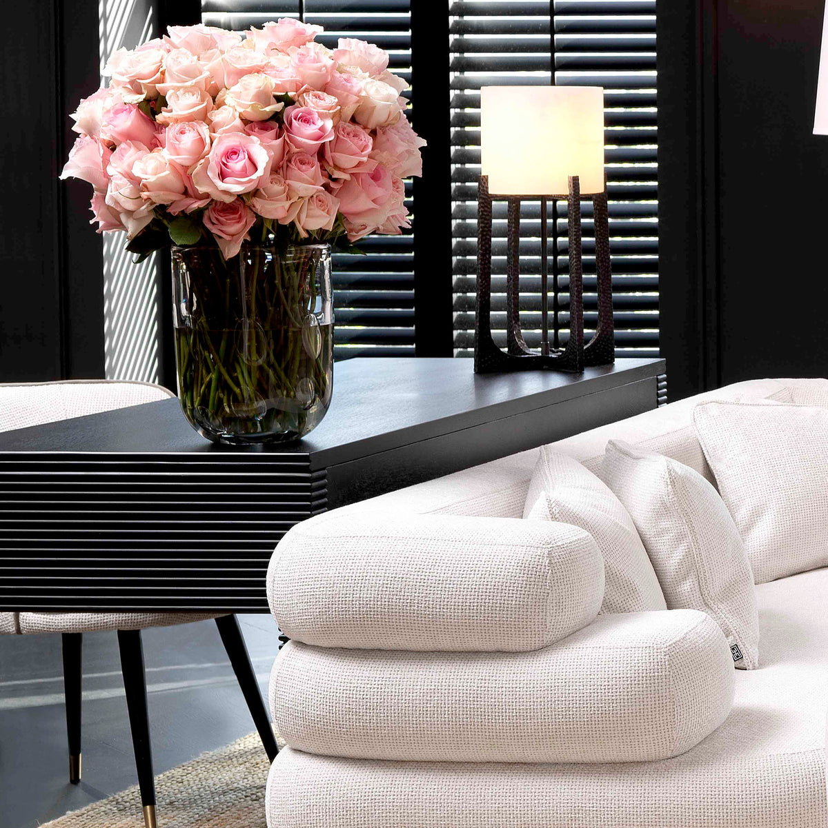 Eichholtz Table Lamp Fraser S with a bronze highlight finish. Unobtrusive but elegant, the frame offers reliable steadiness to the