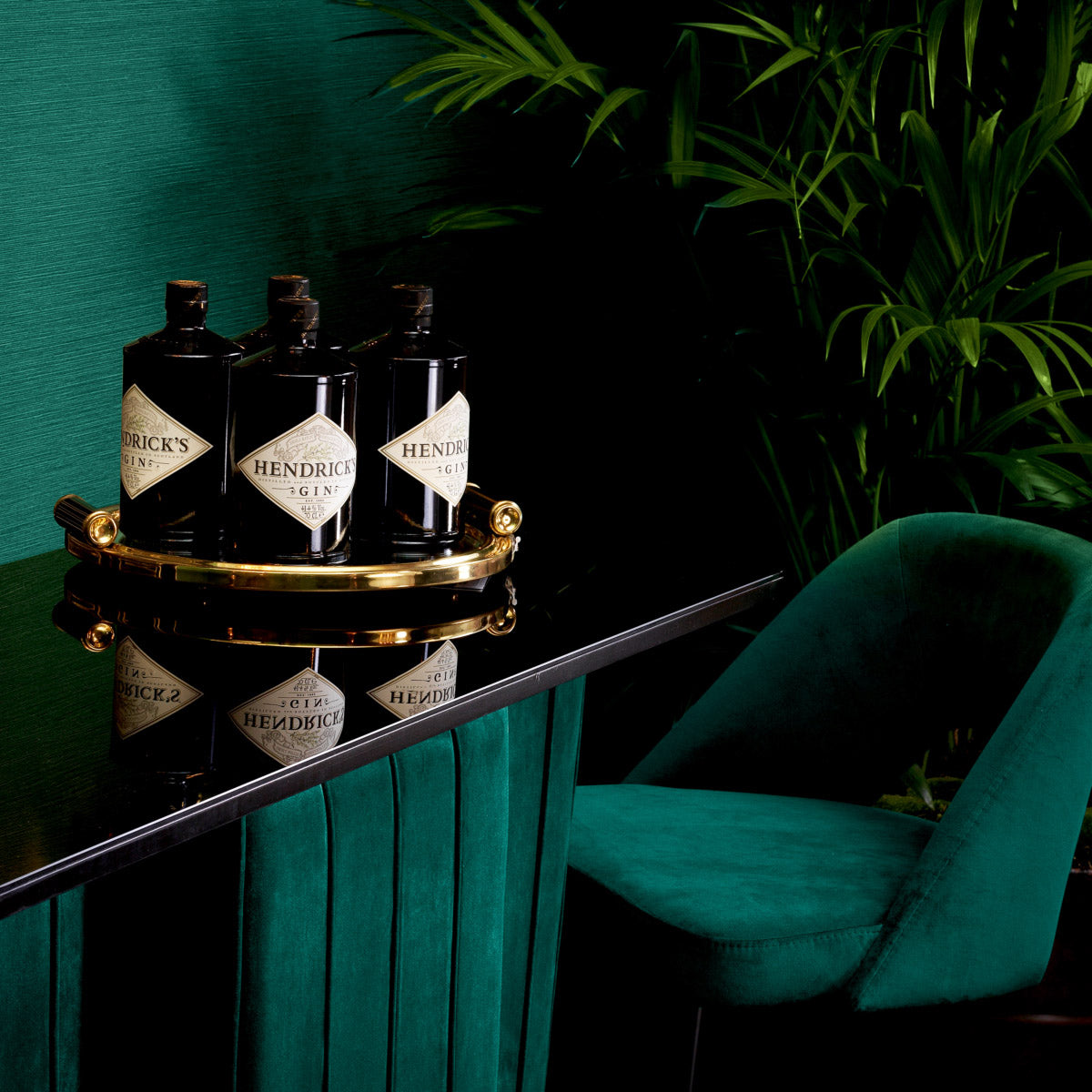 Eichholtz Tray Grimoldi display tray features a mirrored glass inner for a reflective ambience, and a polished brass